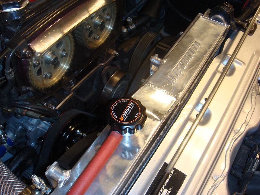 Radiador de água em alumínio MISHIMOTO para Toyota Corolla AE86 (1983-1987)Array