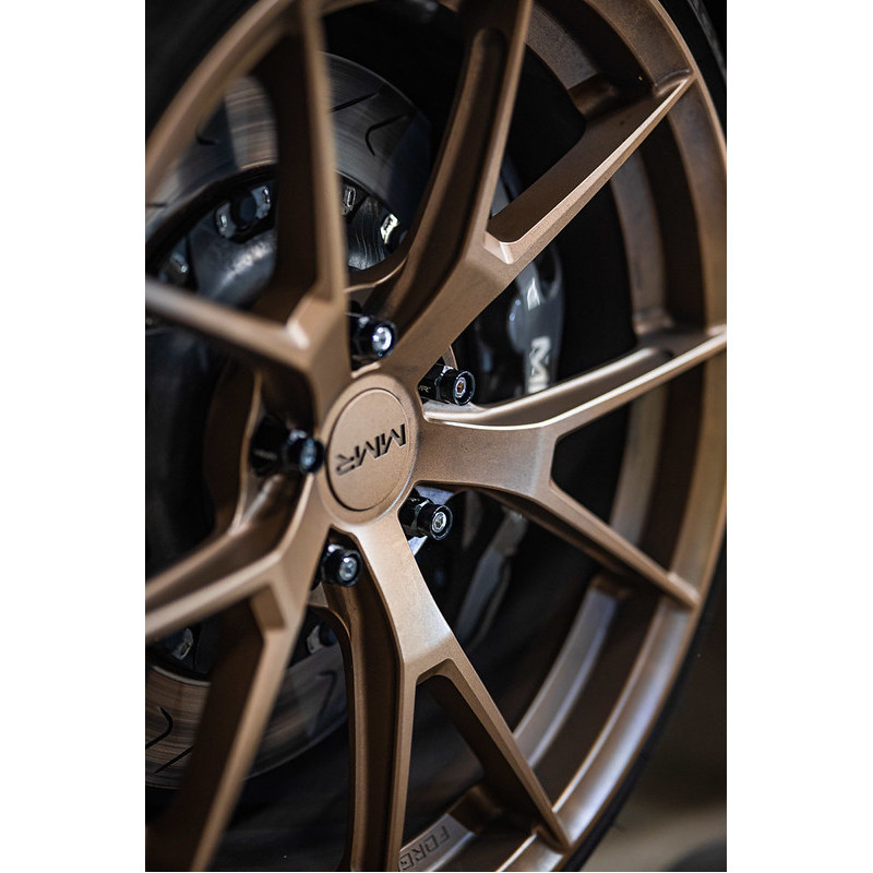 Equipe o seu BMW ou MINI com o kit MMR, que inclui 20 pernos M14x1,25 de 70 mm e 20 porcas cónicas. Ideal para jantes de série oArray