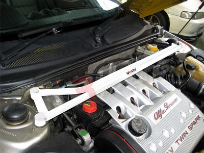 Barra anti-aproximação superior dianteira ULTRA RACING Alfa Romeo Spider GTV 2.0Array