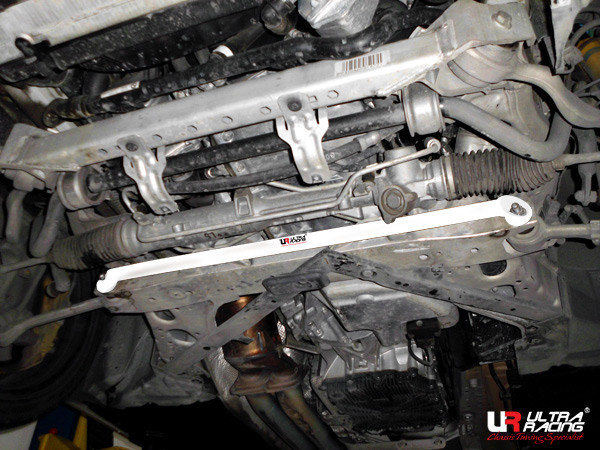 Barra antiacercamiento inferior delantera ULTRA RACING BMW 3-Series E92 06+ 3.5Array